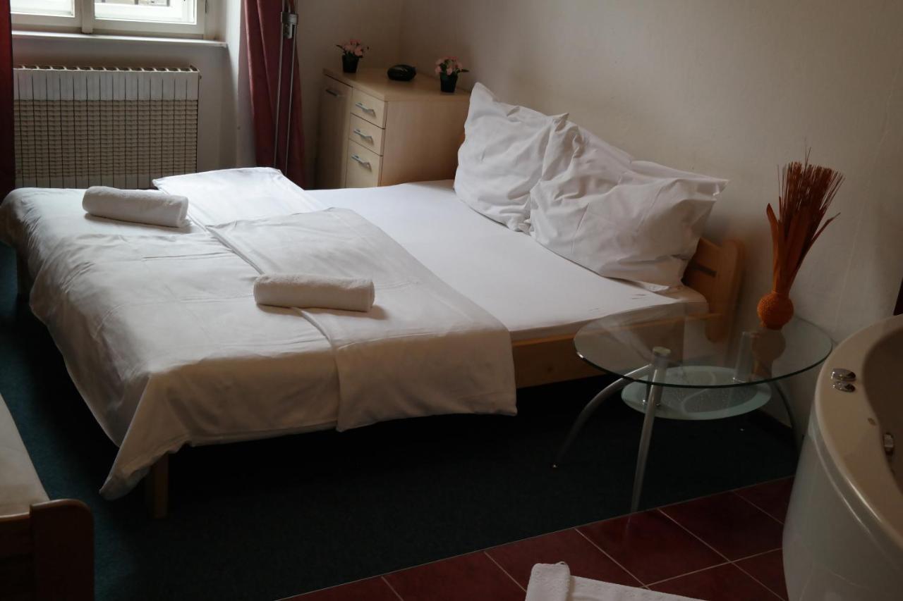 Hotel Praha Club Bed & Breakfast Екстериор снимка